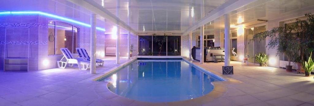 Au Charme Du Lac Piscine & Spa 2 Forges-les-Eaux Exterior photo